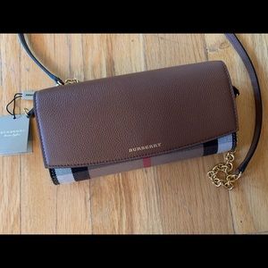BURBERRY wallet w chain🤎❤️